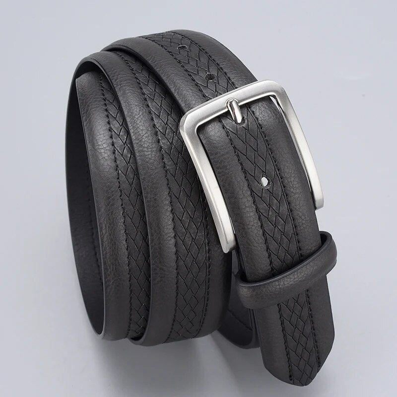 Cinto Masculino Couro Romenzi Atemporal RZ462 com visual clássico, ideal para compor looks autênticos com sofisticação e qualidade duradoura.
