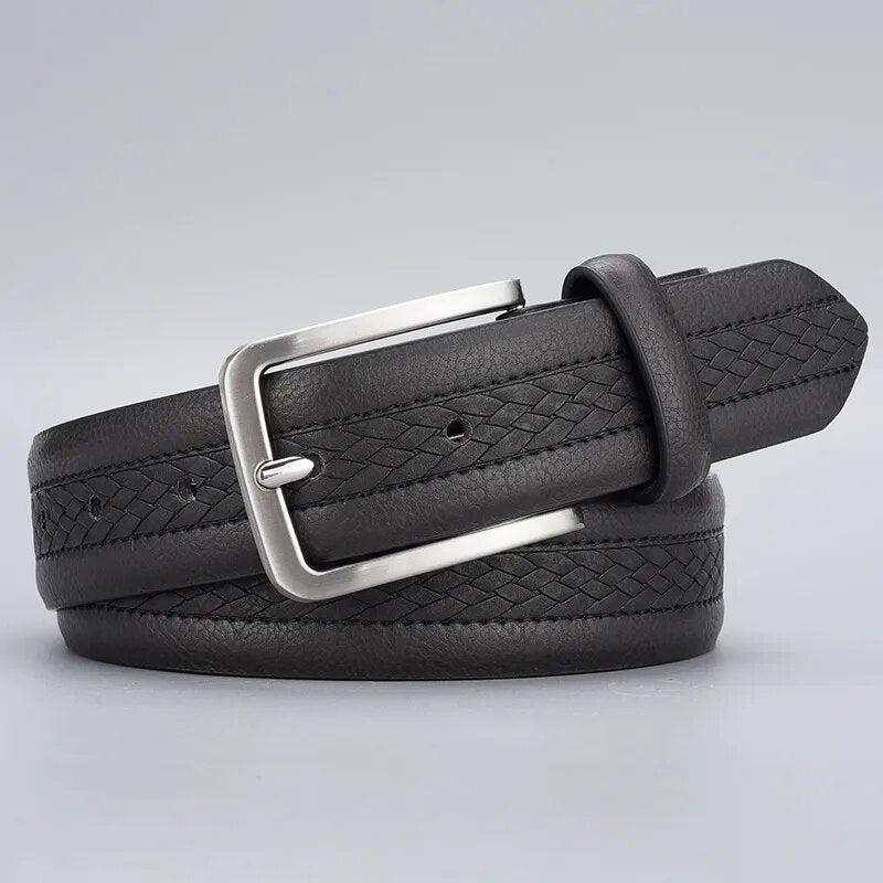 Cinto Masculino Couro Romenzi Atemporal RZ462 com visual clássico, ideal para compor looks autênticos com sofisticação e qualidade duradoura.