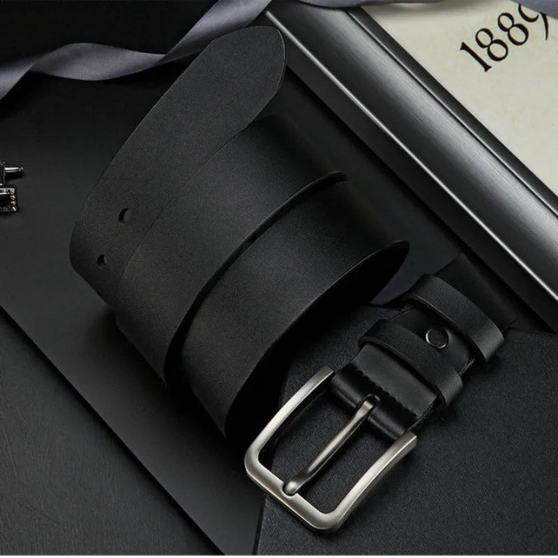 Cinto Masculino Couro Romenzi Casual RZ464 com acabamento elegante e design versátil, ideal para compor looks autênticos com sofisticação.