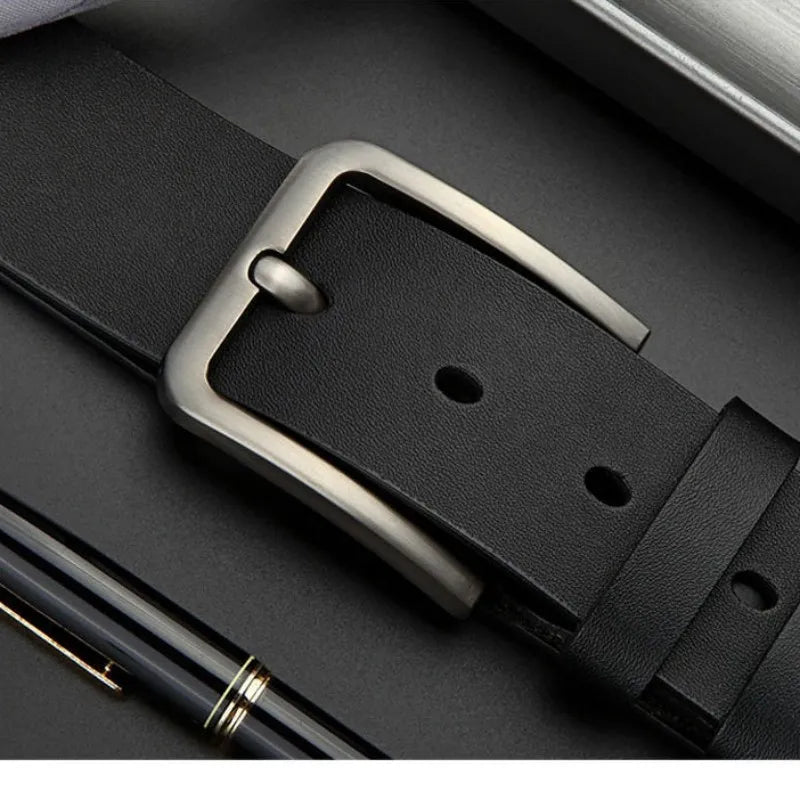 Cinto Masculino Couro Romenzi Casual RZ464 com acabamento elegante e design versátil, ideal para compor looks autênticos com sofisticação.