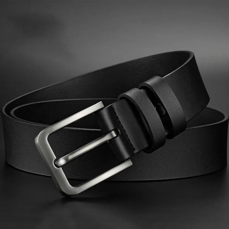 Cinto Masculino Couro Romenzi Casual RZ464 com acabamento elegante e design versátil, ideal para compor looks autênticos com sofisticação.