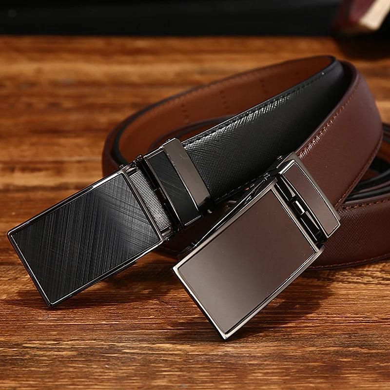 Cinto Masculino de Couro Romenzi Class RZ471 com acabamento sofisticado, ideal para compor visuais formais ou casuais com elegância e distinção.