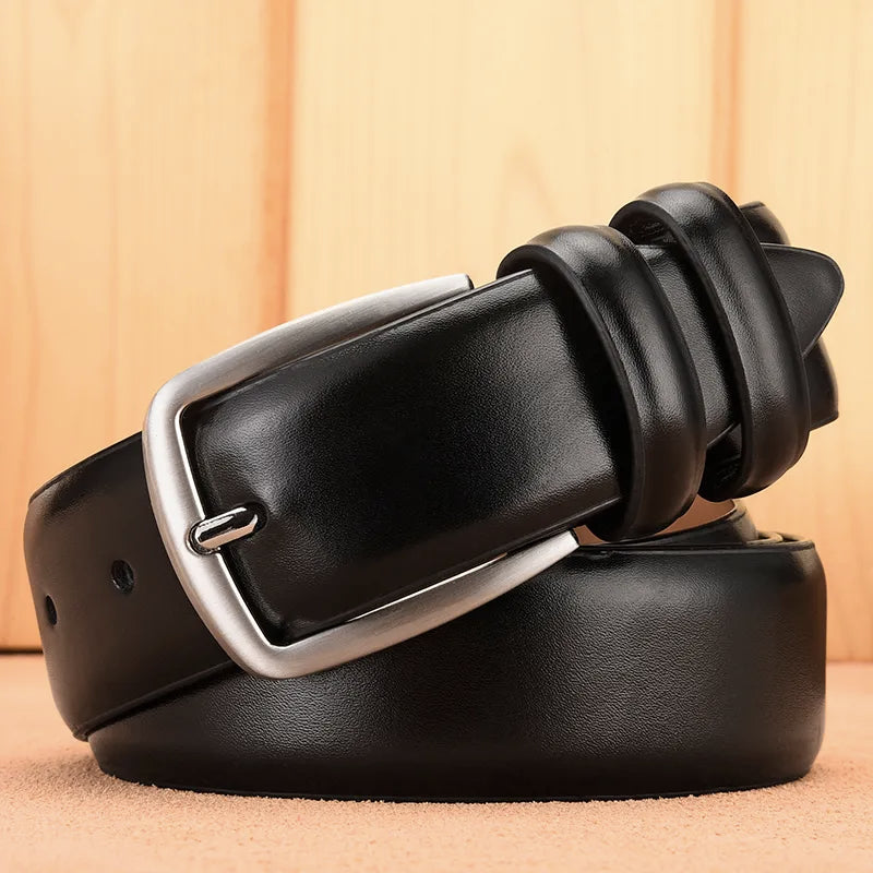 Cinto Masculino de Couro Romenzi Classy RZ460 feito à mão em couro legítimo com estilo clássico e acabamento premium para looks refinados.