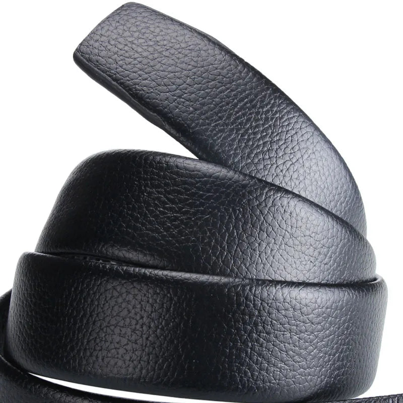 Cinto Social Masculino de Couro Romenzi RZ470 com textura macia e fivela metálica, perfeito para roupas sociais e visuais elegantes.