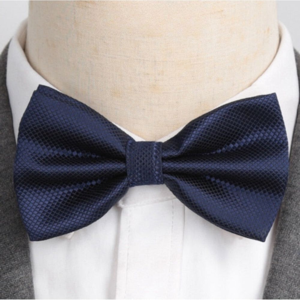 Gravata Borboleta Romenzi RZ453 com design elegante, acabamento premium e caimento perfeito para ocasiões especiais e looks sofisticados.