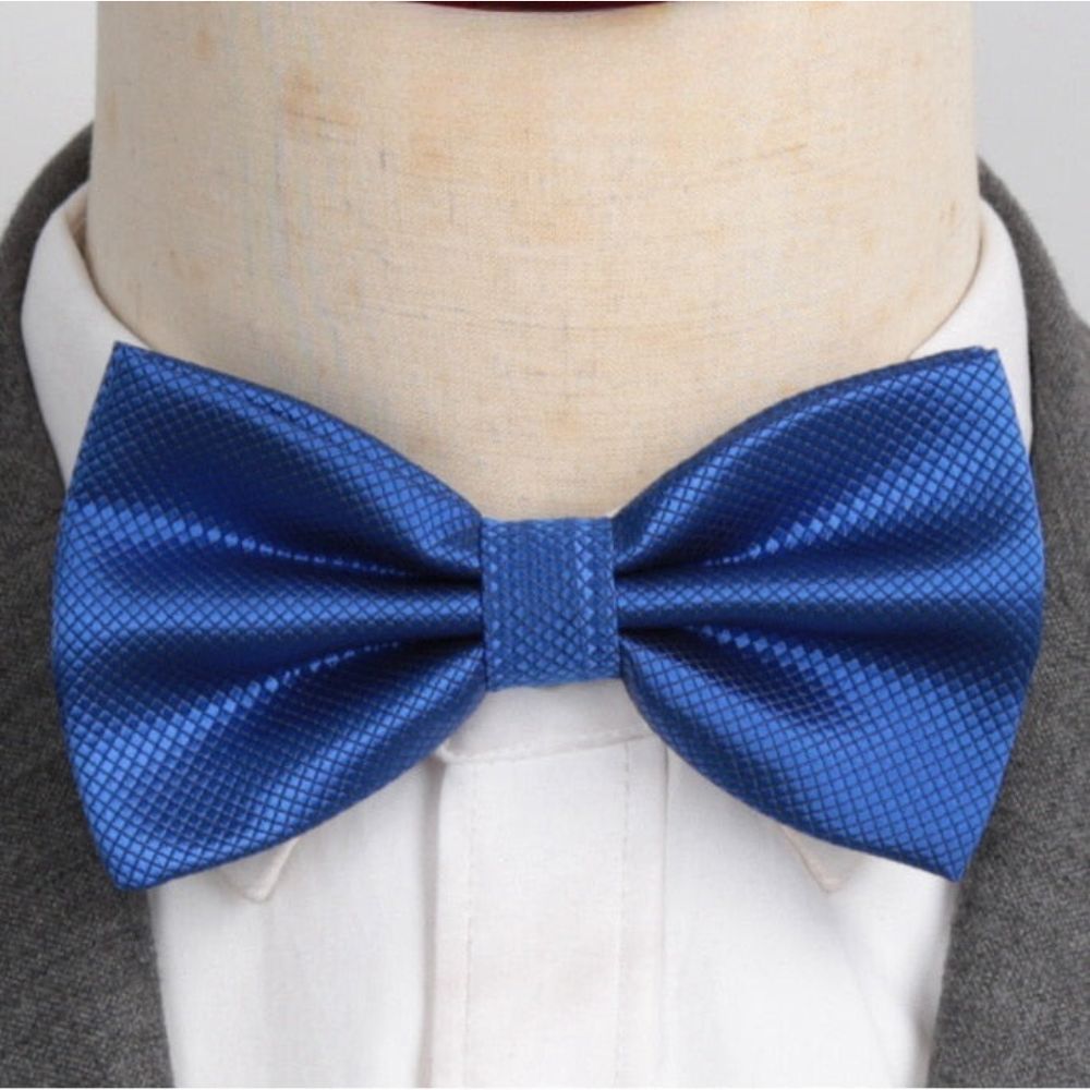 Gravata Borboleta Romenzi RZ453 com design elegante, acabamento premium e caimento perfeito para ocasiões especiais e looks sofisticados.