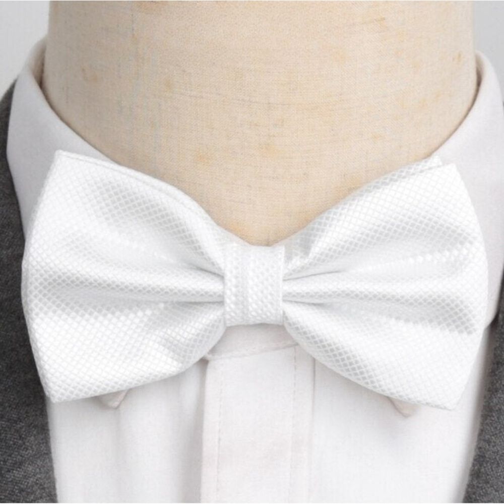 Gravata Borboleta Romenzi RZ453 com design elegante, acabamento premium e caimento perfeito para ocasiões especiais e looks sofisticados.