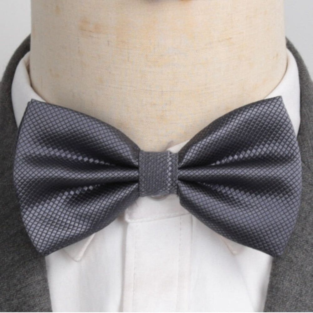 Gravata Borboleta Romenzi RZ453 com design elegante, acabamento premium e caimento perfeito para ocasiões especiais e looks sofisticados.