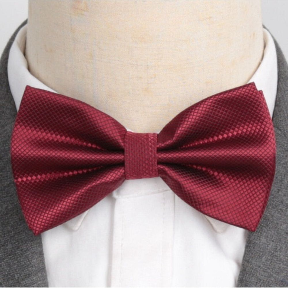 Gravata Borboleta Romenzi RZ453 com design elegante, acabamento premium e caimento perfeito para ocasiões especiais e looks sofisticados.