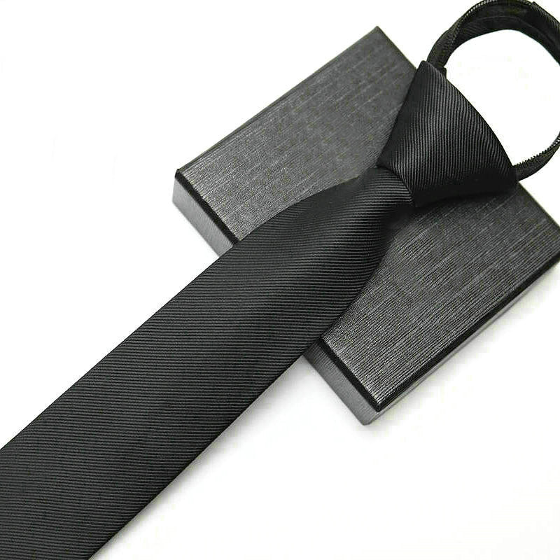 Gravata Clássica 1200 Fios Romenzi RZ450 em poliéster com acabamento refinado, toque acetinado e caimento elegante em seis cores distintas
