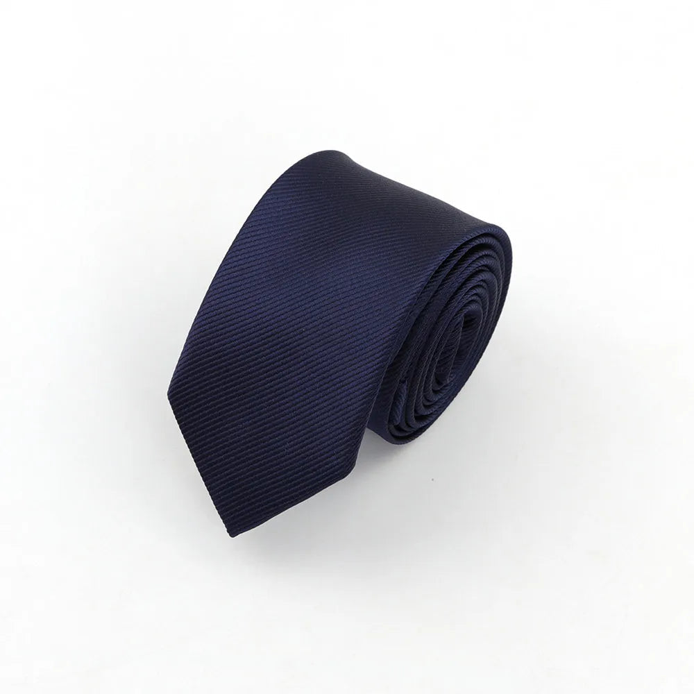 Gravata Executiva Romenzi RZ454 com design clean e moderno, perfeita para homens que valorizam estilo discreto e requinte em ocasiões formais.