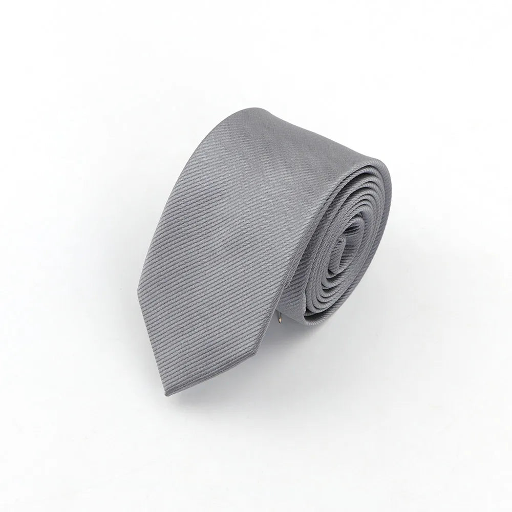Gravata Executiva Romenzi RZ454 com design clean e moderno, perfeita para homens que valorizam estilo discreto e requinte em ocasiões formais.