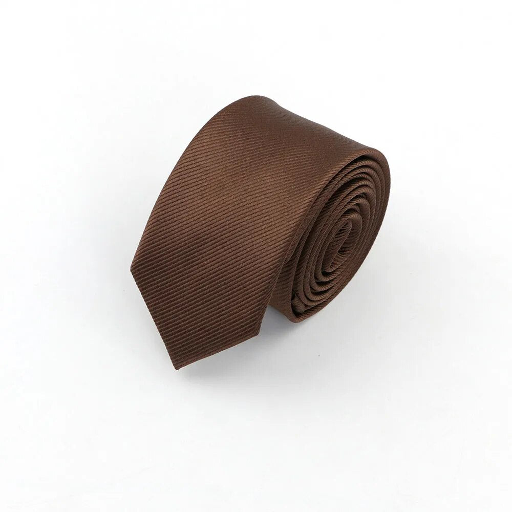 Gravata Executiva Romenzi RZ454 com design clean e moderno, perfeita para homens que valorizam estilo discreto e requinte em ocasiões formais.