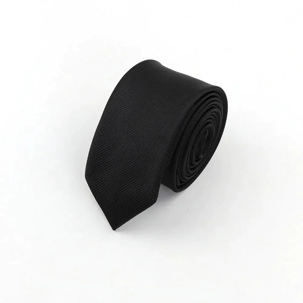 Gravata Executiva Romenzi RZ454 com design clean e moderno, perfeita para homens que valorizam estilo discreto e requinte em ocasiões formais.