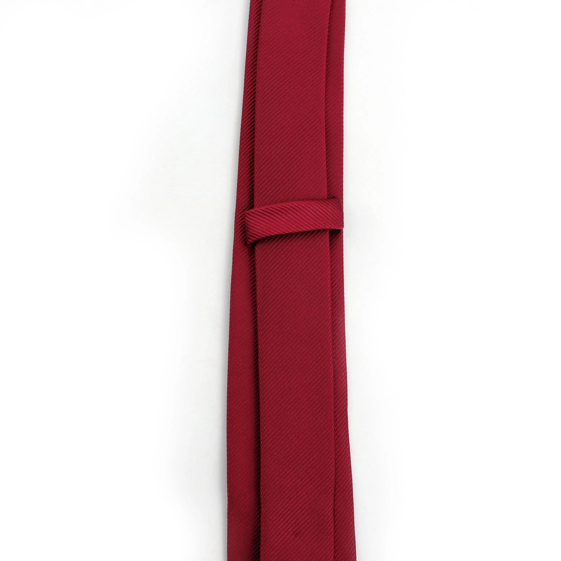Gravata Executiva Romenzi RZ454 com design clean e moderno, perfeita para homens que valorizam estilo discreto e requinte em ocasiões formais.
