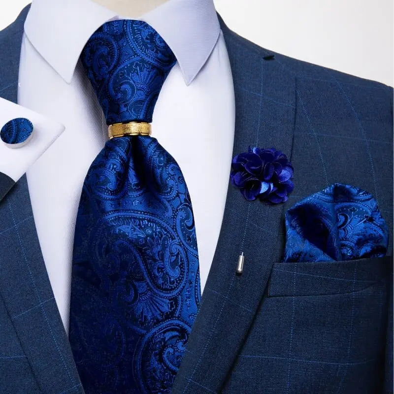 Conjunto com Gravata Romenzi Estampada RZ455, broche, anel e acessórios, ideal para ocasiões especiais e visuais refinados com personalidade.