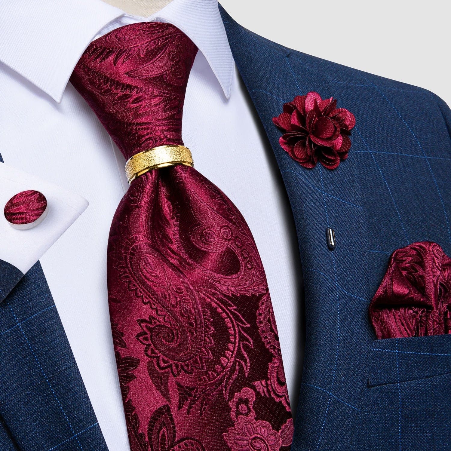 Conjunto com Gravata Romenzi Estampada RZ455, broche, anel e acessórios, ideal para ocasiões especiais e visuais refinados com personalidade.