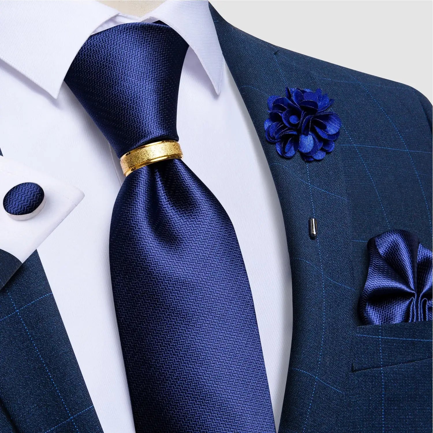 Gravata Romenzi Fortuna RZ451 com conjunto de broche e anel. Estilo refinado, toque acetinado e visual impactante para o homem moderno
