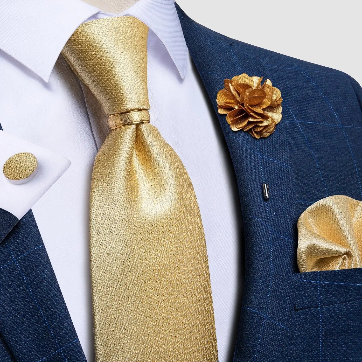 Gravata Romenzi Fortuna RZ451 com conjunto de broche e anel. Estilo refinado, toque acetinado e visual impactante para o homem moderno