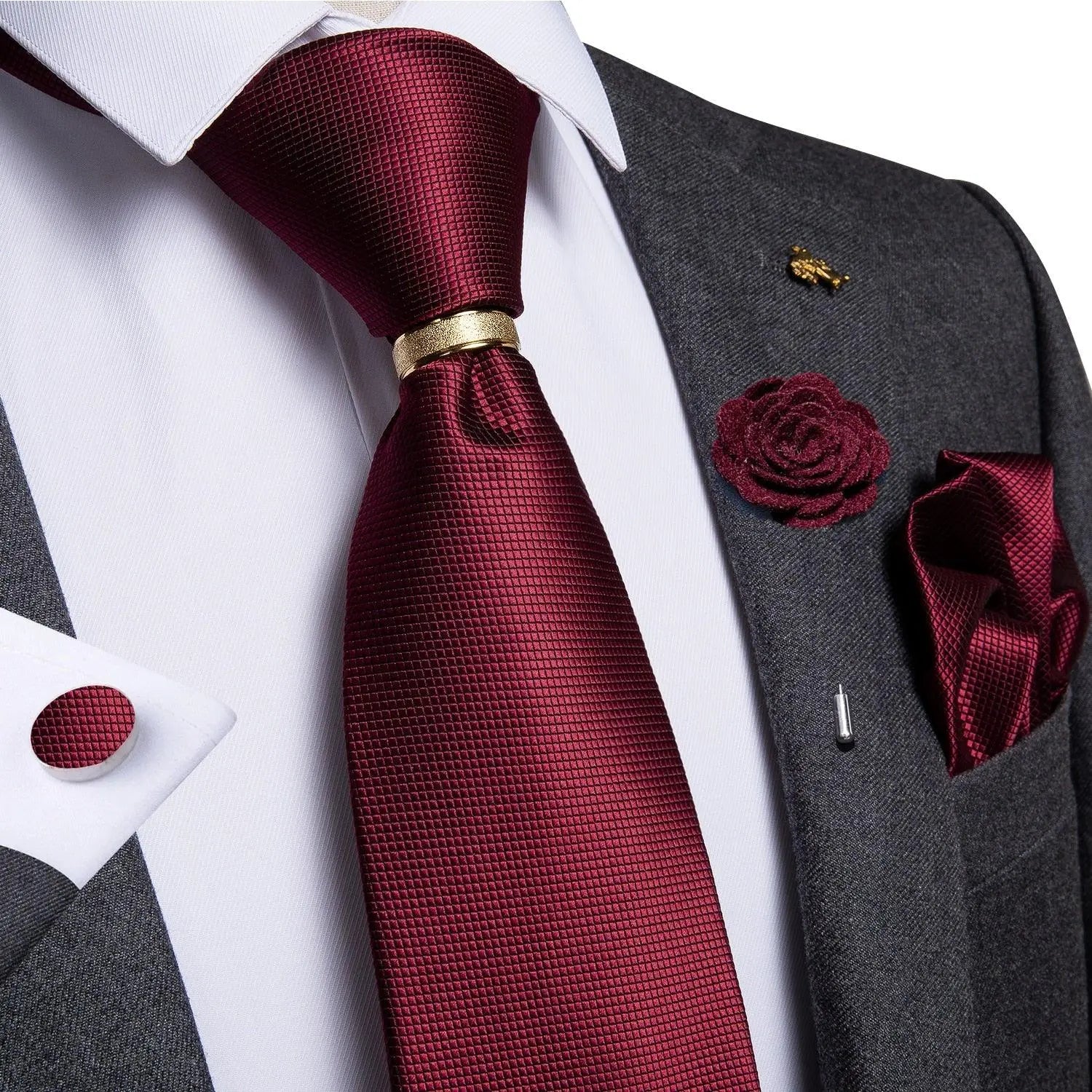 Gravata Romenzi Fortuna RZ451 com conjunto de broche e anel. Estilo refinado, toque acetinado e visual impactante para o homem moderno