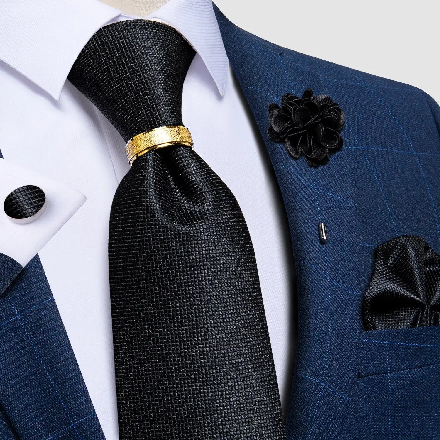 Gravata Romenzi Fortuna RZ451 com conjunto de broche e anel. Estilo refinado, toque acetinado e visual impactante para o homem moderno