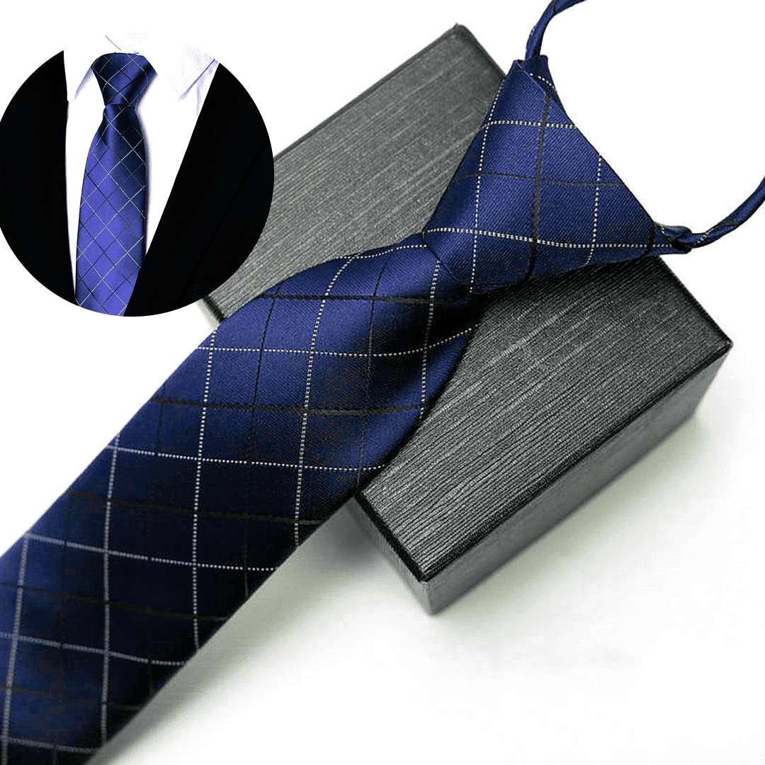 Gravata Romenzi Lumière RZ456, peça de acabamento impecável e toque suave, ideal para looks marcantes e cheios de distinção.
