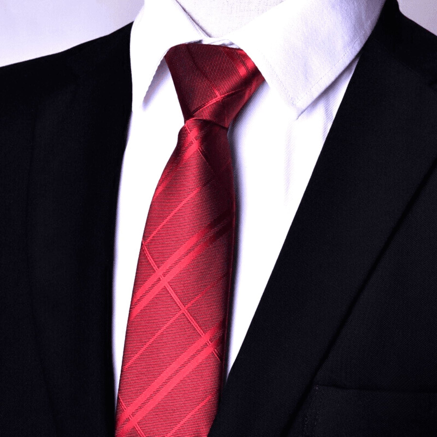 Gravata Romenzi Lumière RZ456, peça de acabamento impecável e toque suave, ideal para looks marcantes e cheios de distinção.