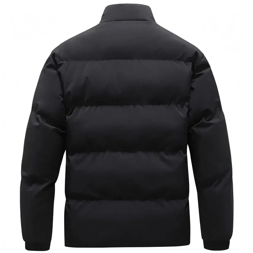 Jaqueta Acolchoada Masculina Romenzi High RZ239 com design clássico, isolamento térmico e estilo atemporal para conforto e sofisticação em dias frios.
