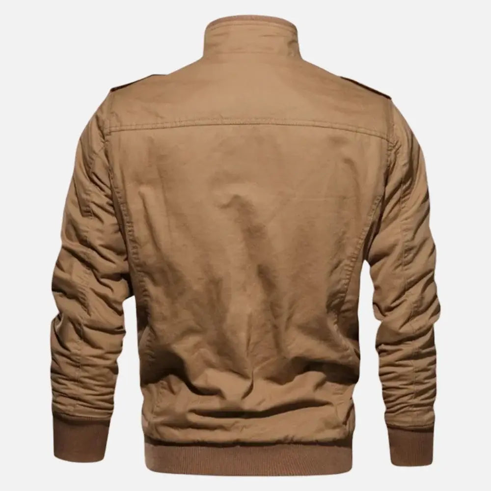 Jaqueta Aviador Masculina Romenzi RZ039, com design moderno, bolsos com lapela e fechamento em zíper. Conforto, resistência e estilo versátil.