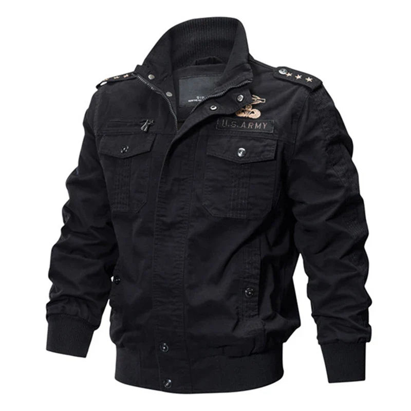 Jaqueta Aviador Masculina Romenzi RZ039, com design moderno, bolsos com lapela e fechamento em zíper. Conforto, resistência e estilo versátil.