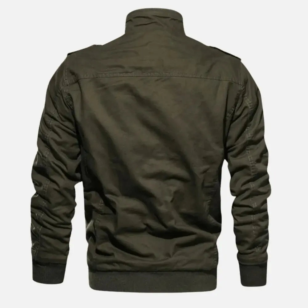 Jaqueta Aviador Masculina Romenzi RZ039, com design moderno, bolsos com lapela e fechamento em zíper. Conforto, resistência e estilo versátil.