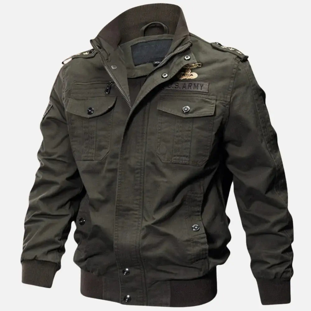 Jaqueta Aviador Masculina Romenzi RZ039, com design moderno, bolsos com lapela e fechamento em zíper. Conforto, resistência e estilo versátil.