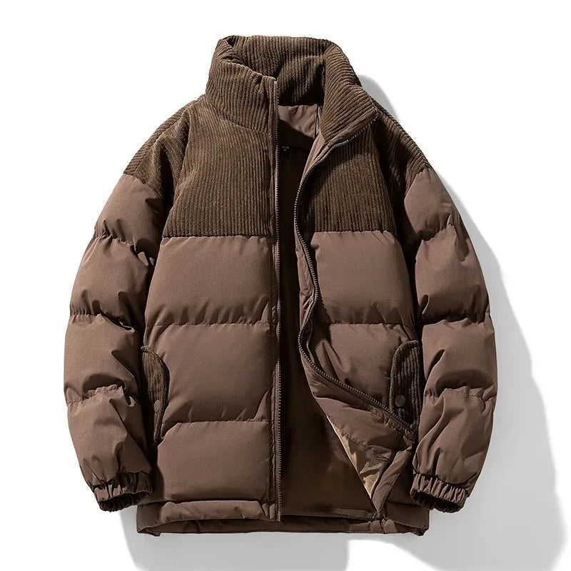 Jaqueta Bobojaco Masculina Romenzi RZ033 com forro de lã macia, modelagem ajustada e fechamento por zíper. Perfeita para elegância e conforto no inverno.