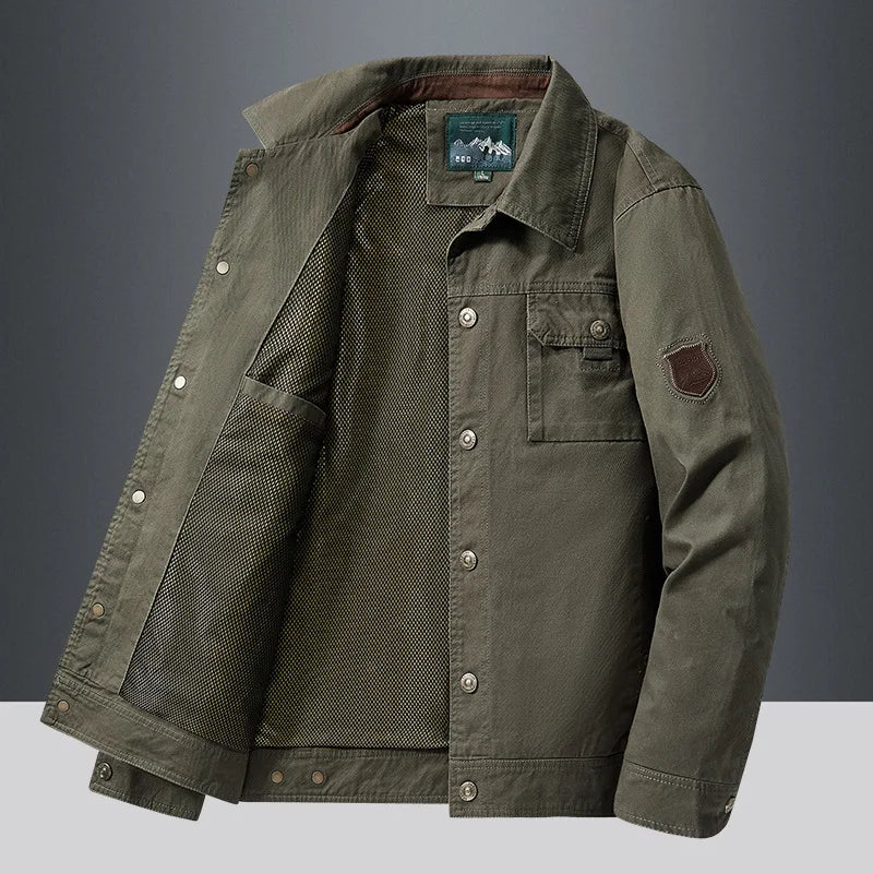 Jaqueta Bomber Masculina Romenzi Mountain RZ321 em tecido leve, respirável e com design moderno. Elegância e conforto para o dia a dia.