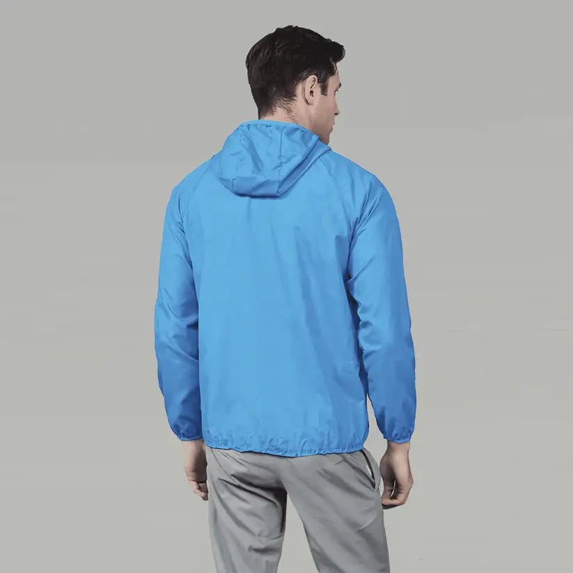 Jaqueta Corta Vento Masculina Romenzi Running RZ249 com design moderno, proteção UV, capuz ajustável e conforto em todas as condições climáticas.