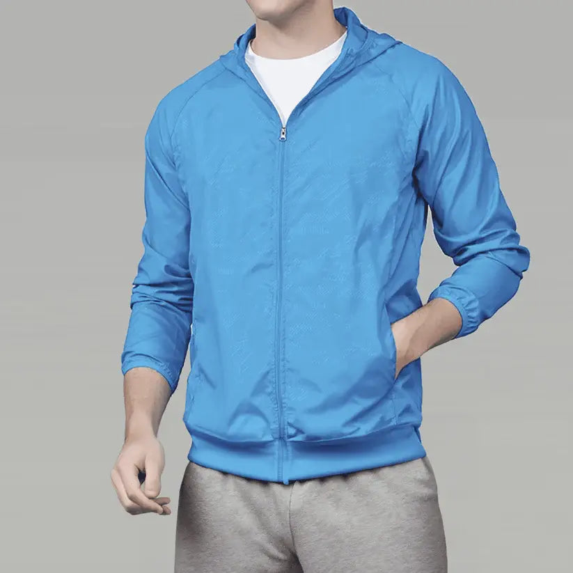 Jaqueta Corta Vento Masculina Romenzi Running RZ249 com design moderno, proteção UV, capuz ajustável e conforto em todas as condições climáticas.