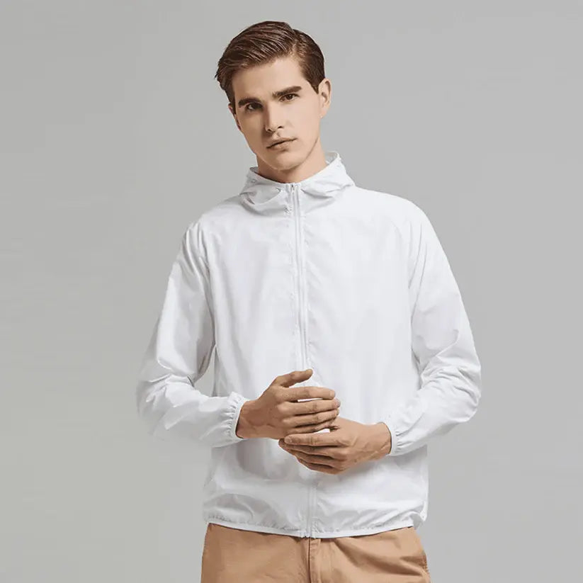 Jaqueta Corta Vento Masculina Romenzi Running RZ249 com design moderno, proteção UV, capuz ajustável e conforto em todas as condições climáticas.