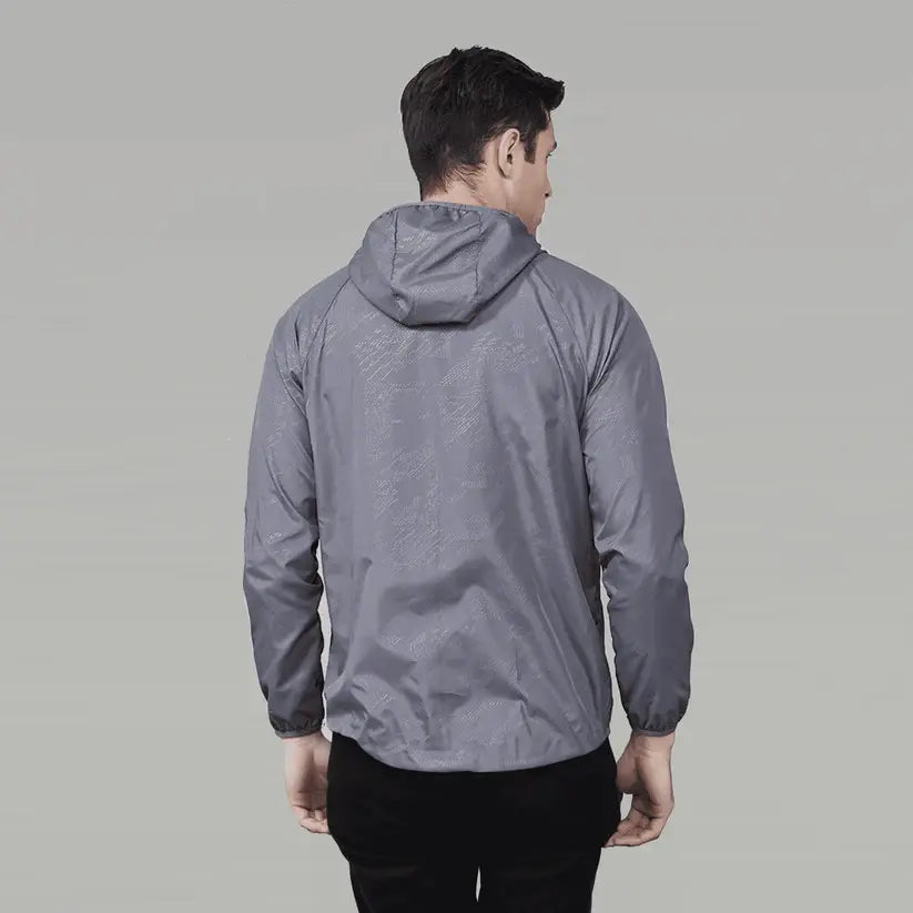 Jaqueta Corta Vento Masculina Romenzi Running RZ249 com design moderno, proteção UV, capuz ajustável e conforto em todas as condições climáticas.