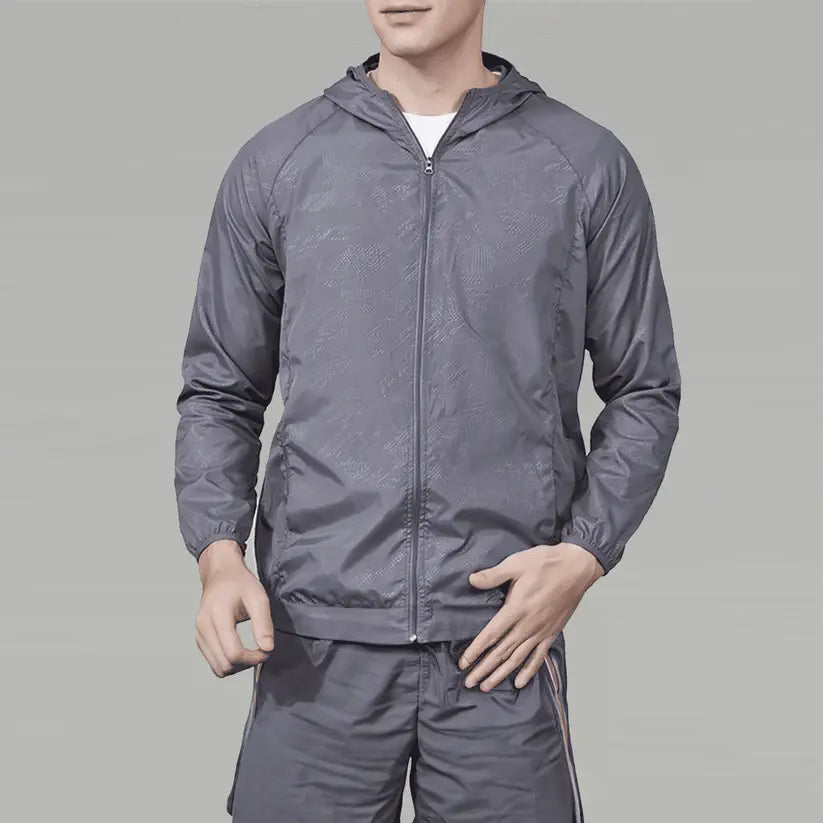 Jaqueta Corta Vento Masculina Romenzi Running RZ249 com design moderno, proteção UV, capuz ajustável e conforto em todas as condições climáticas.