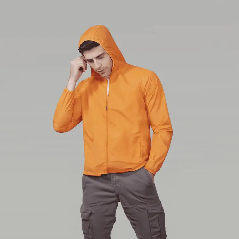 Jaqueta Corta Vento Masculina Romenzi Running RZ249 com design moderno, proteção UV, capuz ajustável e conforto em todas as condições climáticas.