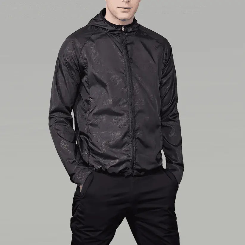 Jaqueta Corta Vento Masculina Romenzi Running RZ249 com design moderno, proteção UV, capuz ajustável e conforto em todas as condições climáticas.