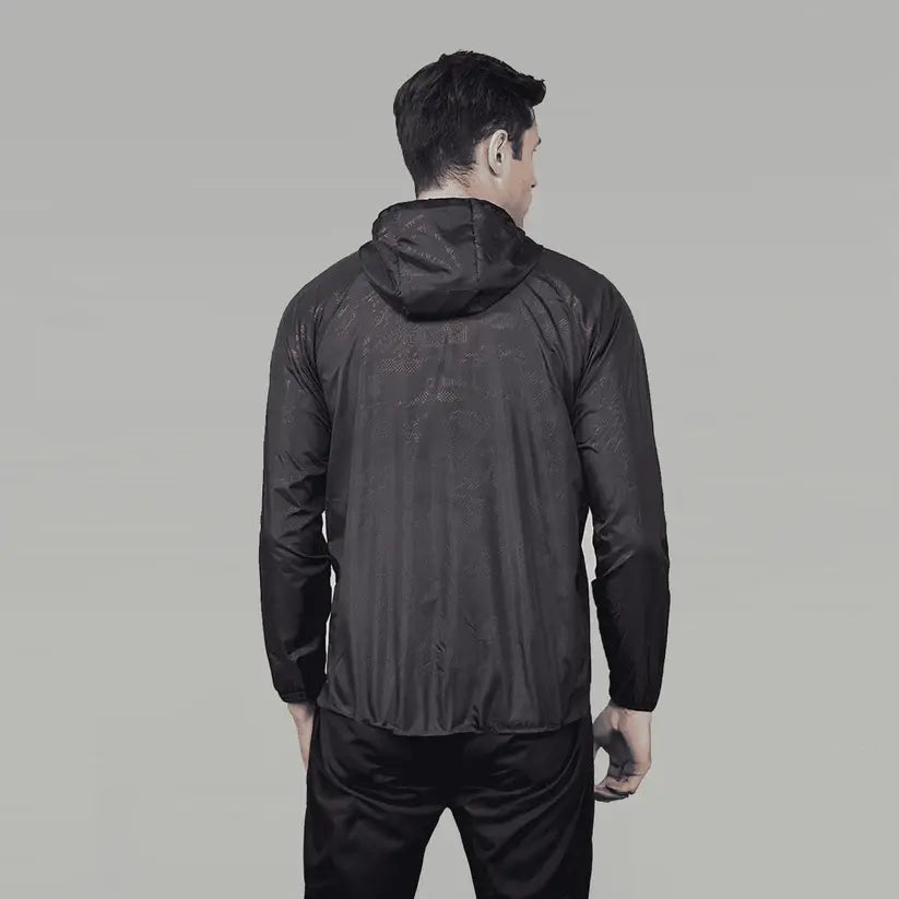 Jaqueta Corta Vento Masculina Romenzi Running RZ249 com design moderno, proteção UV, capuz ajustável e conforto em todas as condições climáticas.