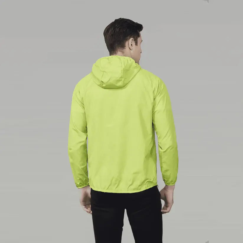 Jaqueta Corta Vento Masculina Romenzi Running RZ249 com design moderno, proteção UV, capuz ajustável e conforto em todas as condições climáticas.