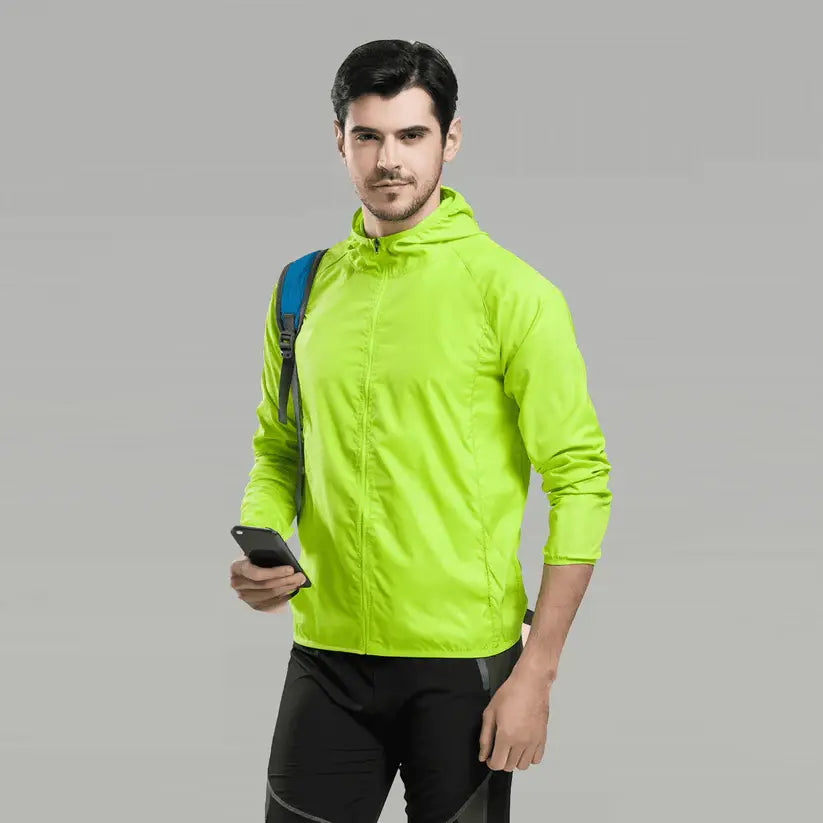 Jaqueta Corta Vento Masculina Romenzi Running RZ249 com design moderno, proteção UV, capuz ajustável e conforto em todas as condições climáticas.