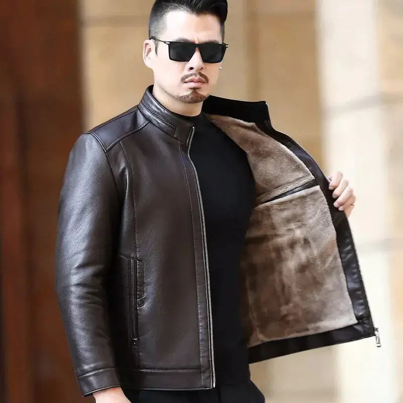 Jaqueta de Couro Masculina Romenzi Keanu RZ228 confeccionada em couro de alta qualidade, combinando sofisticação e conforto para todas as ocasiões.