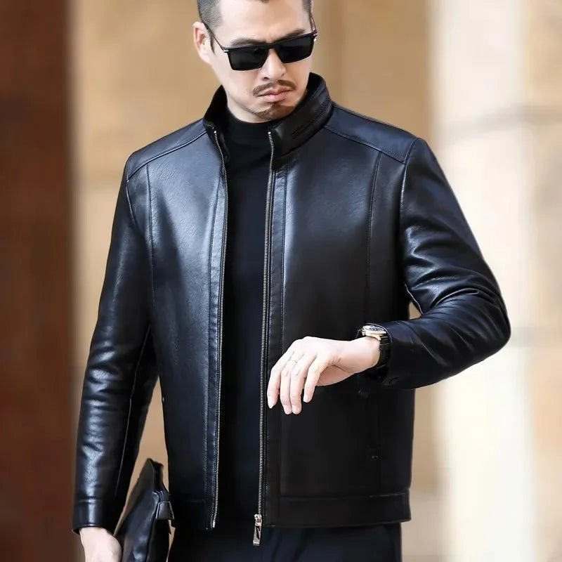 Jaqueta de Couro Masculina Romenzi Keanu RZ228 confeccionada em couro de alta qualidade, combinando sofisticação e conforto para todas as ocasiões.