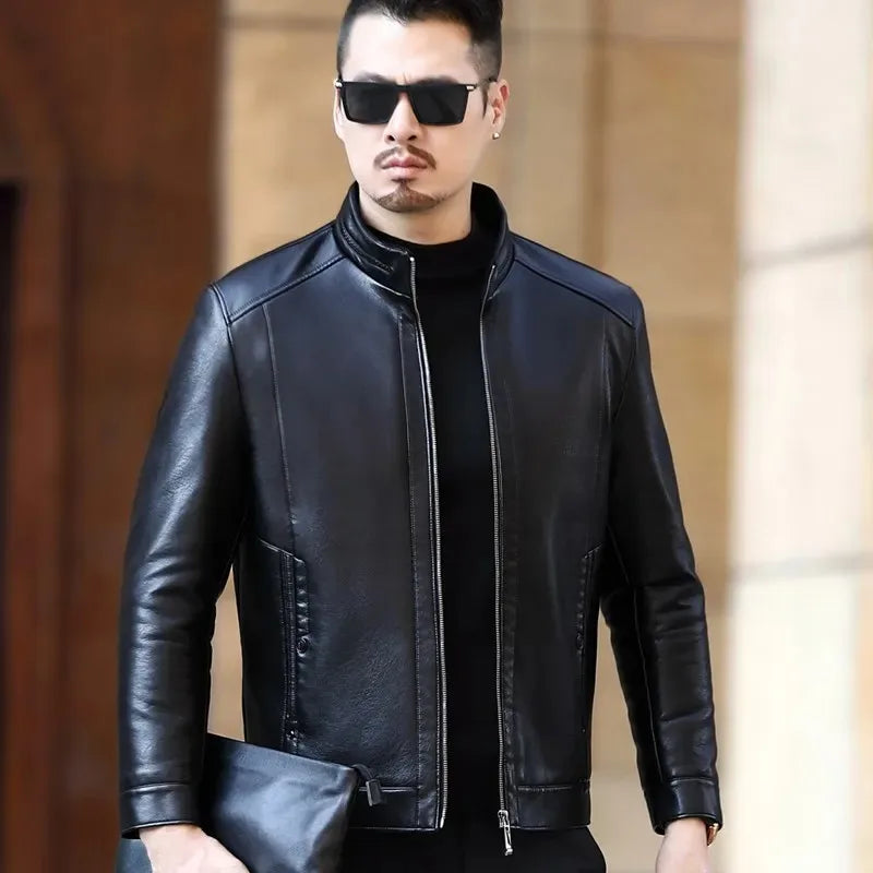Jaqueta de Couro Masculina Romenzi Keanu RZ228 confeccionada em couro de alta qualidade, combinando sofisticação e conforto para todas as ocasiões.