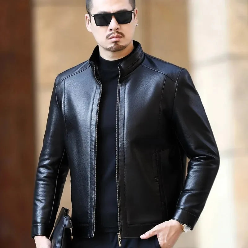 Jaqueta de Couro Masculina Romenzi Keanu RZ228 confeccionada em couro de alta qualidade, combinando sofisticação e conforto para todas as ocasiões.