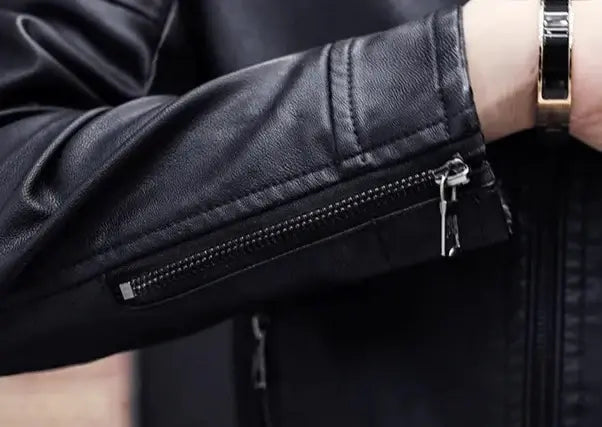 Jaqueta de Couro Masculina Romenzi RZ138 feita em couro premium, com design refinado e interior aquecido para estilo e durabilidade.