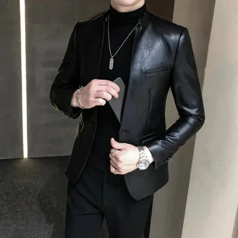 Jaqueta de Couro Masculina Romenzi RZ150 com design clássico, couro premium e costuras reforçadas para um estilo sofisticado.